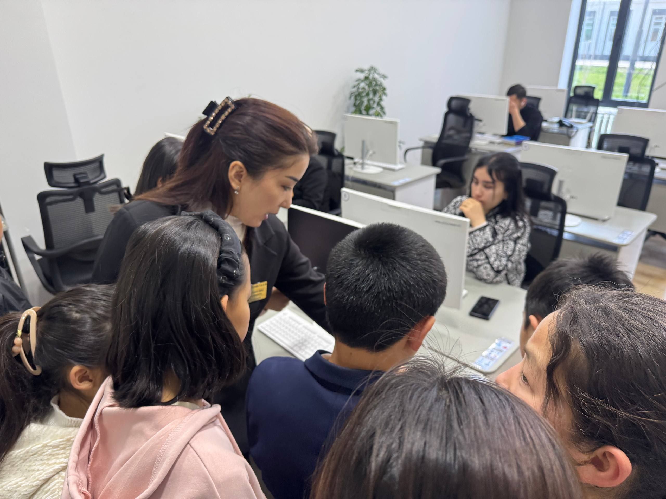 5- maktabning 5-6-sinf  o'quvchilari ishtirokida kutubxona bo‘ylab ekskursiya   tashkil etildi.