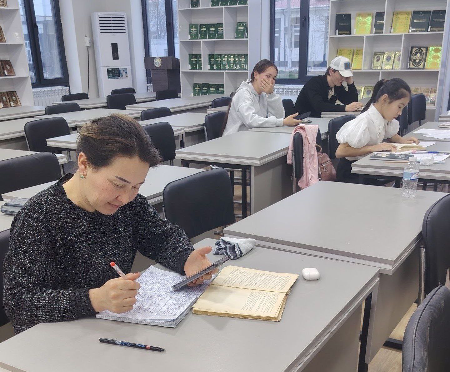 Do‘stlik tuman axborot-kutubxona markazining o‘quv zali kitobsevarlar bilan gavjum