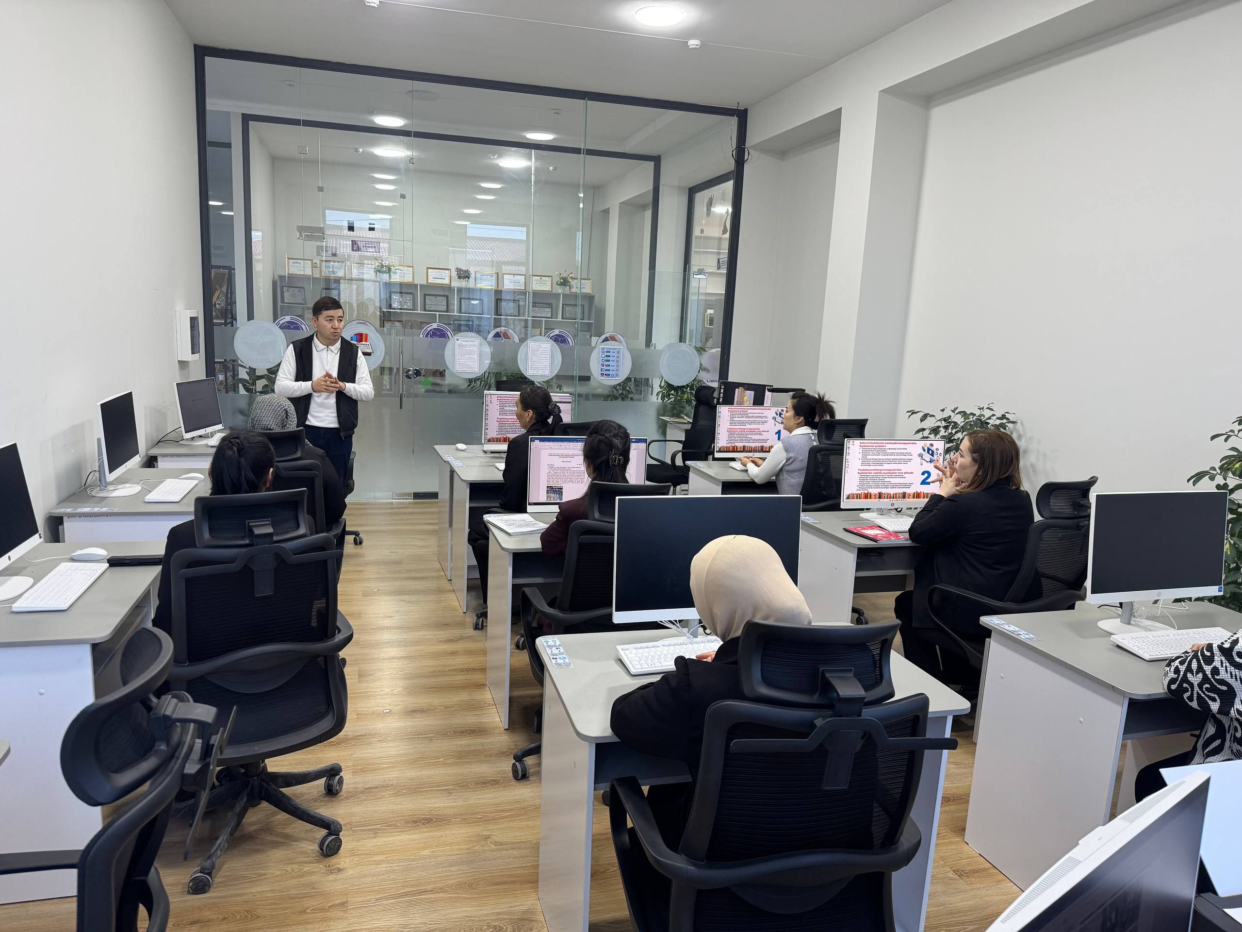 TAKM xodimlarining kompyuter savodxonligini oshirish maqsadida navbatdagi mahorat darsi tashkil etildi.