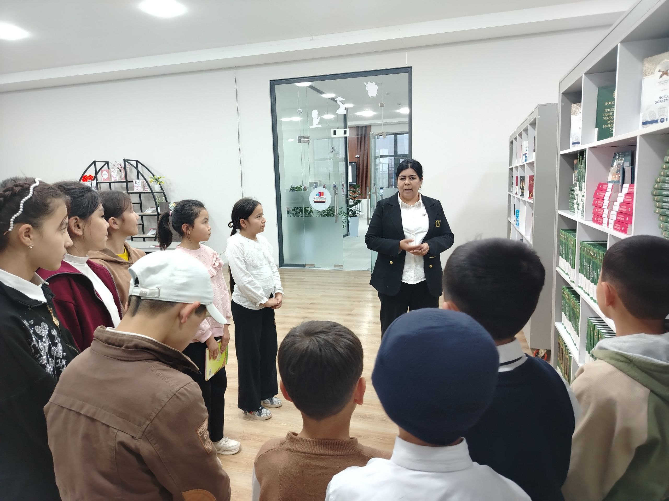 “Ilm va ma’naviyat izidan”deb nomlangan sayohat tashkil etdik.