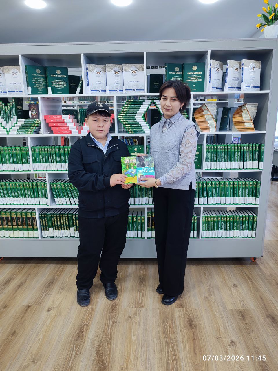 Faol kitobxonlardan biri Abdulbori Karimov  tomonidan kutubxonaga  kitob sovg‘a qilindi.