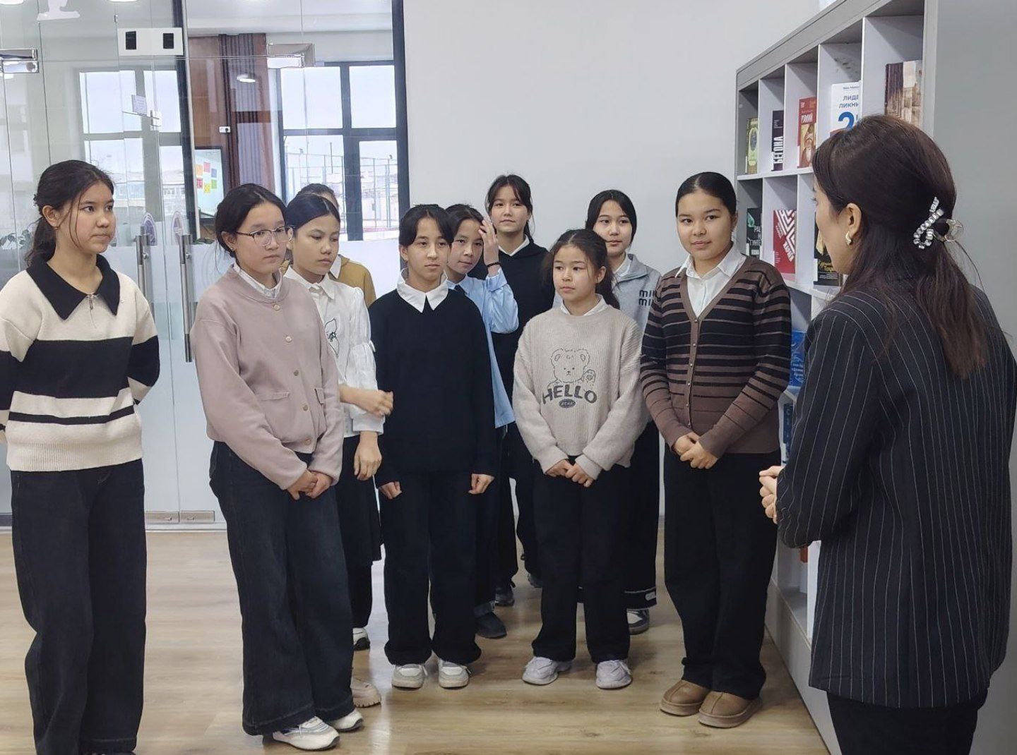 Kutubxonaga tashrif buyurgan turli yoshdagi kitobxonlar ishtirokida qiziqarli sayohat tashkil etildi.