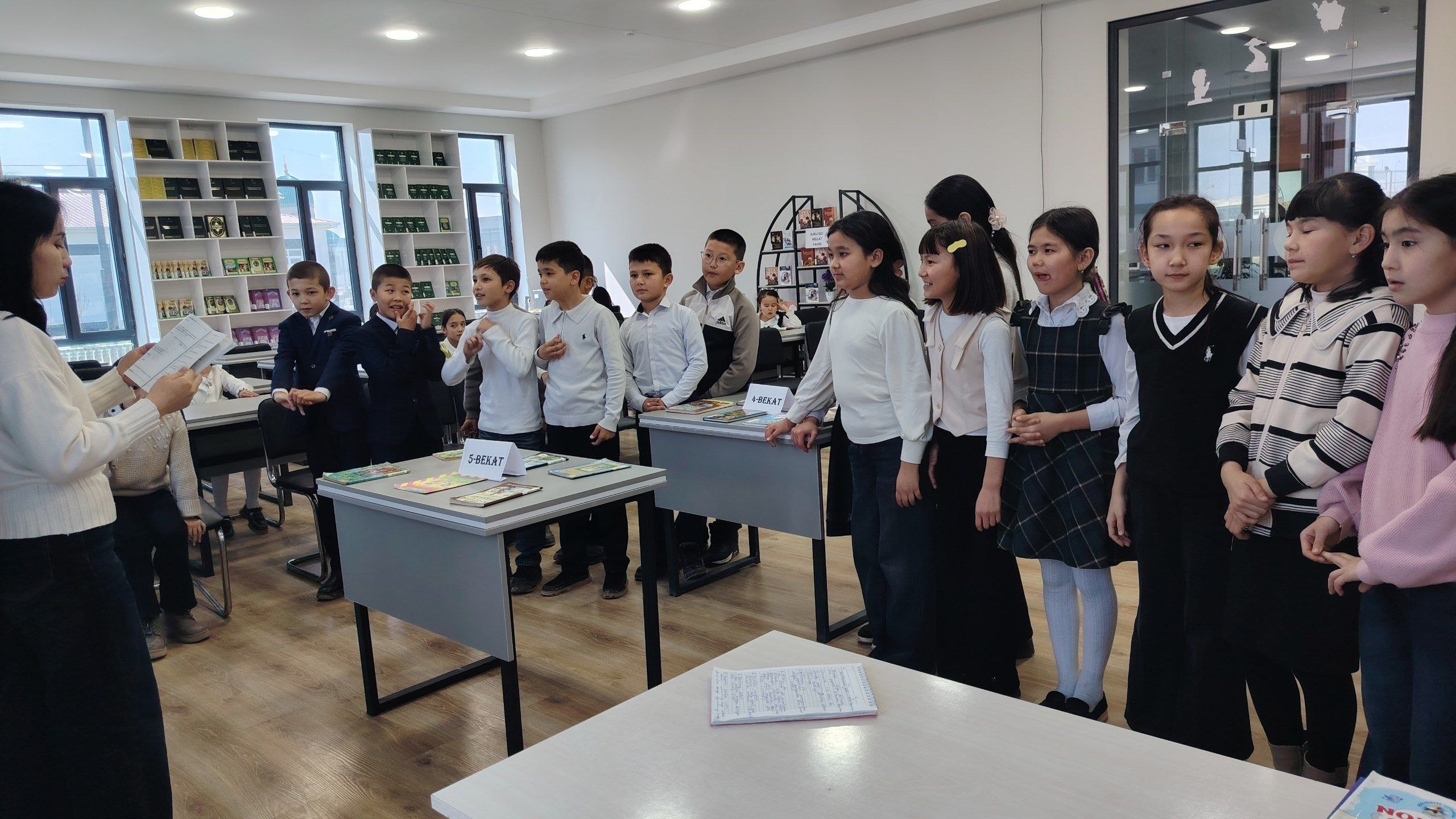 “Kutubxonada xazina bor” nomli kvest jamoaviy o‘yini tashkil etildi.