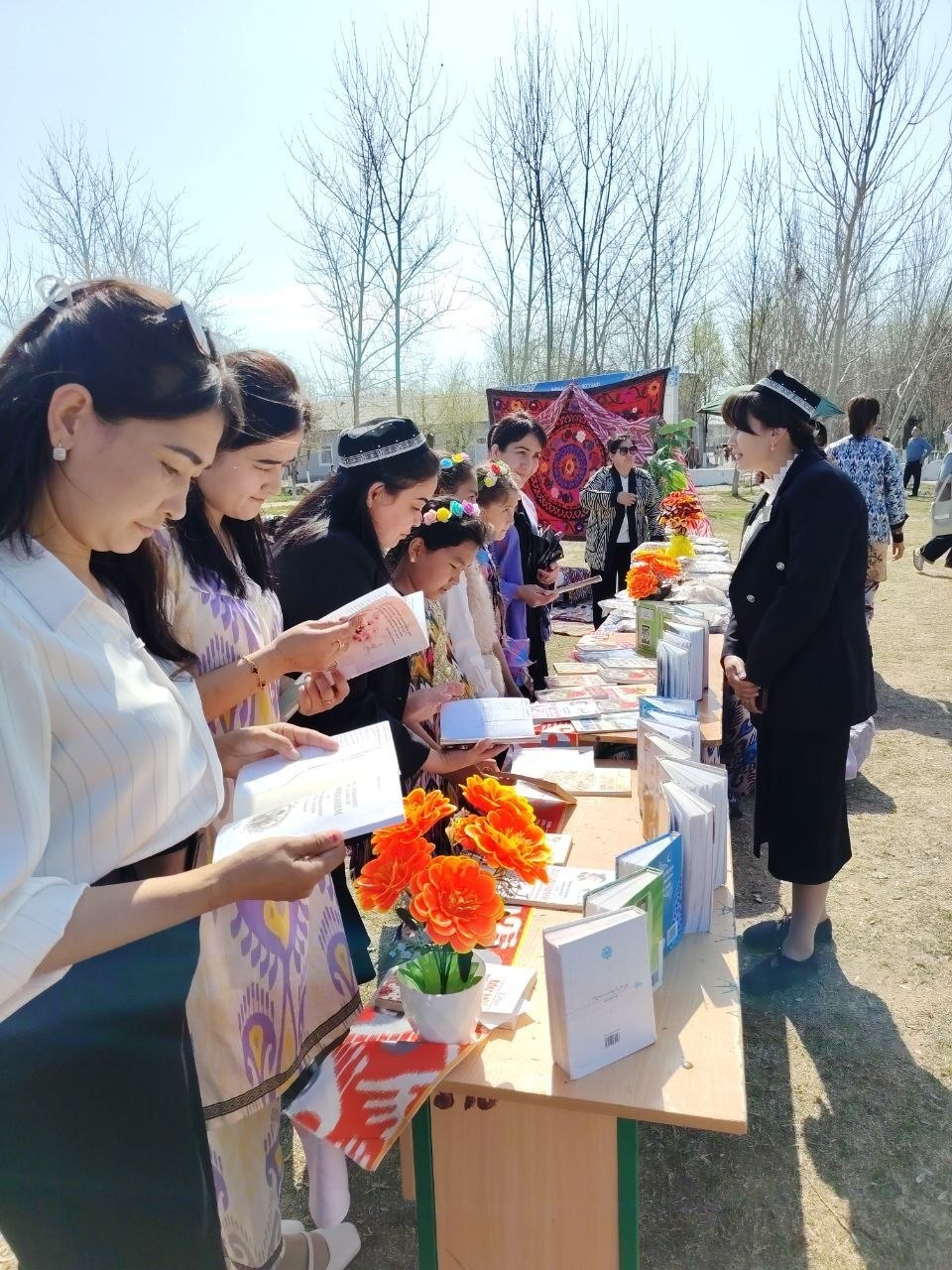 “Navro‘zni ulug‘lash — insonni ulug‘lashdir” shiori ostida keng qamrovli kitoblar ko‘rgazmasi tashkil etildi.