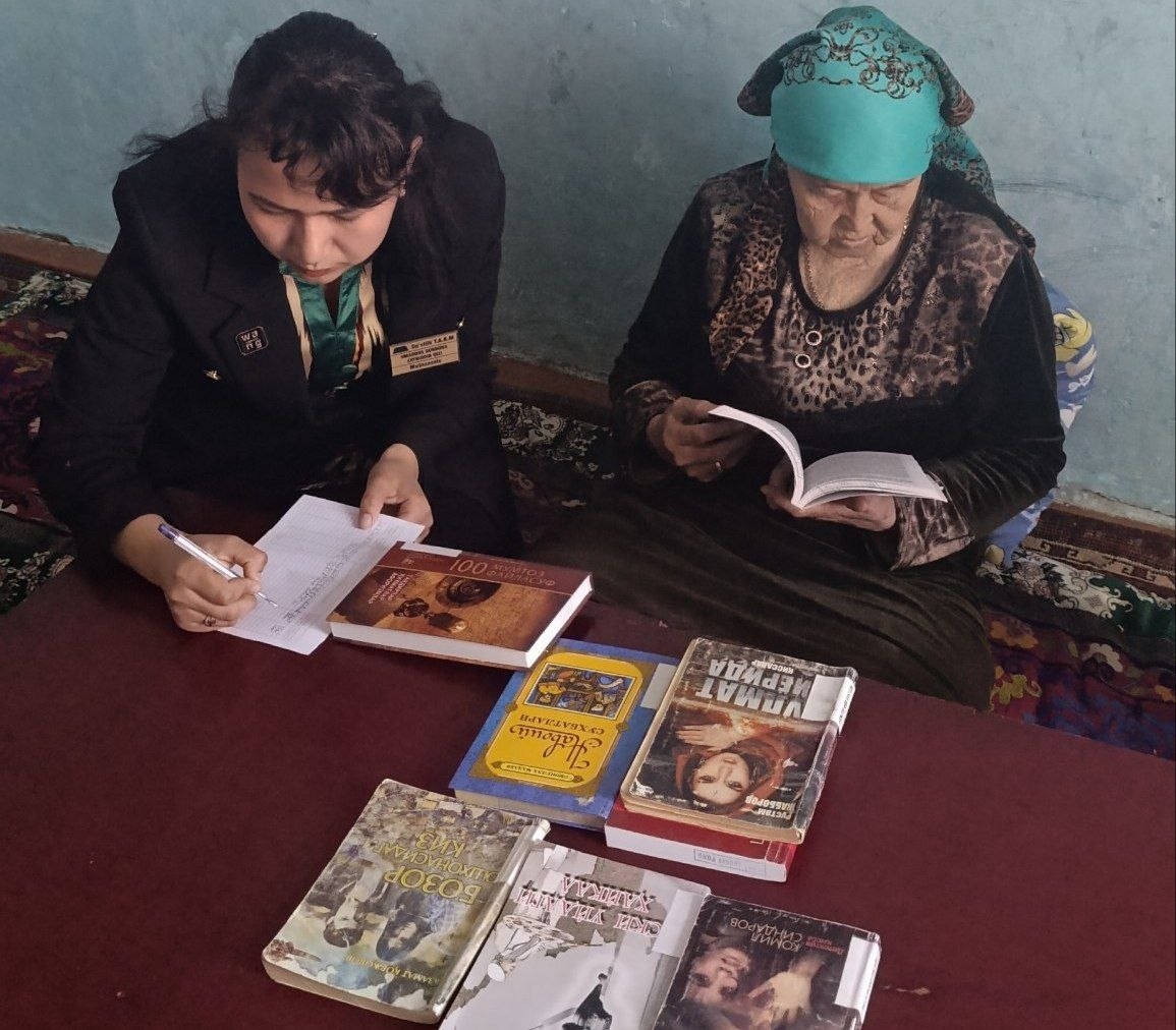 "Mehr kutubxonasi" loyihasi doirasida Chinobod mahallasida yashovchi Xolmanova Iqbol onaga kutubxona xizmati koʼrsatildi