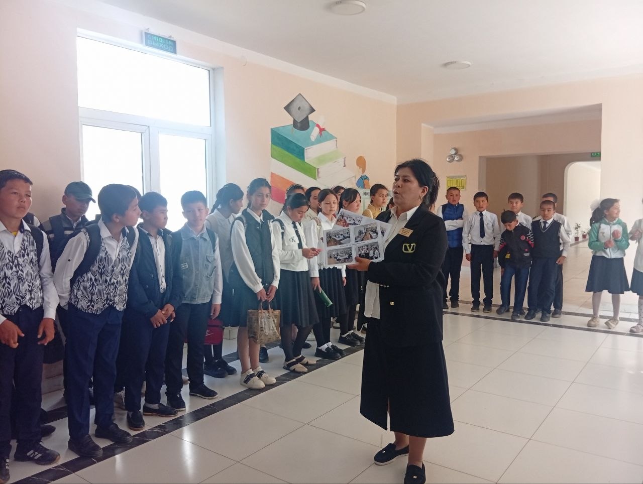 4-umumiy o‘rta ta’lim maktabi o‘quvchilari ishtirokida kutubxona faoliyatiga oid targ‘ibot ishlari olib borildi.