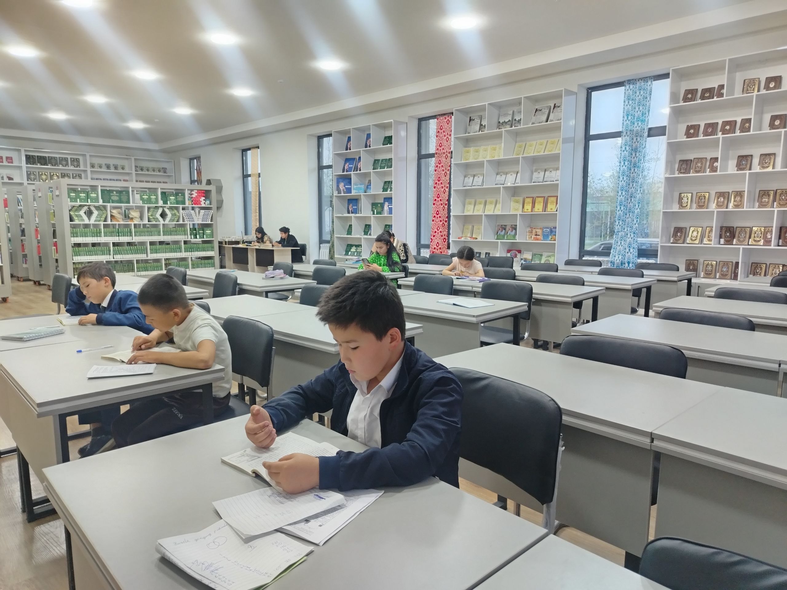 Axborot-kutubxona markazida yangi kitobxonlar soni tobora ortib bormoqda.