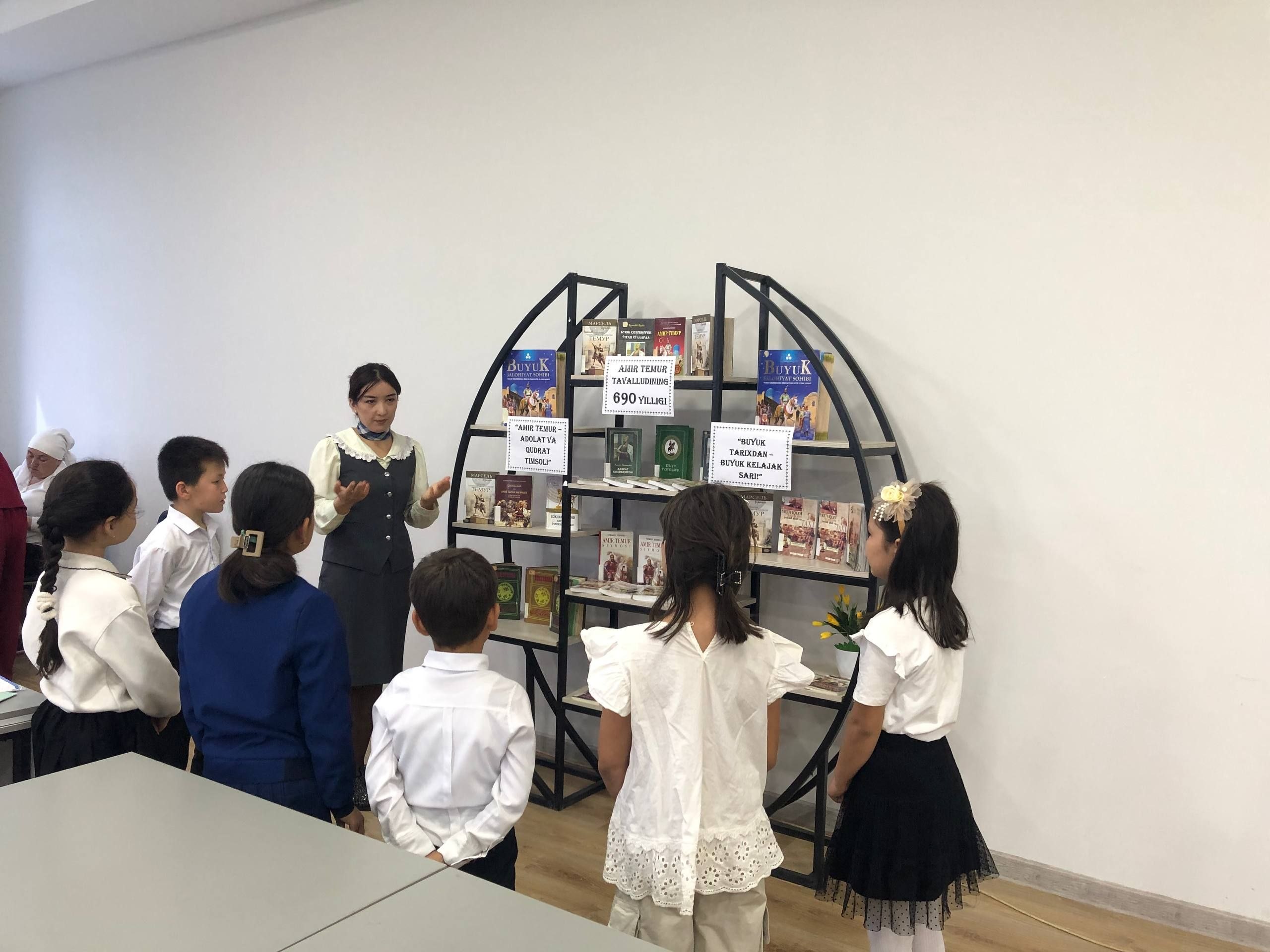 Sohibqiron Amir Temur tavalludining 690 yilligi munosabati bilan kitob ko‘rgazmasi tashkil etildi.