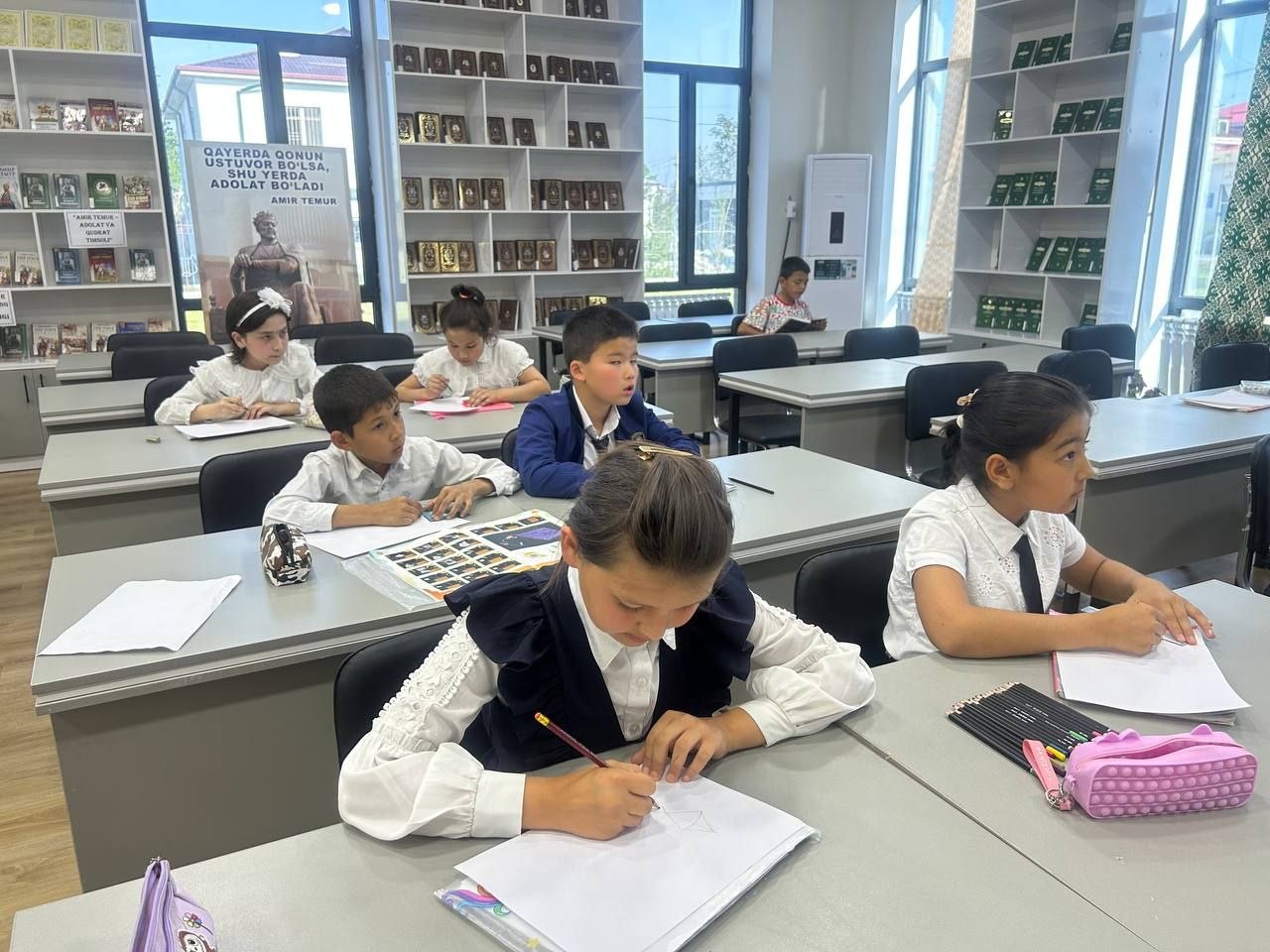 “Yosh qalamkashlar” guruhi a’zolari ishtirokida “Varraklar jilosi” nomli rasmlar tanlovi tashkil etildi.