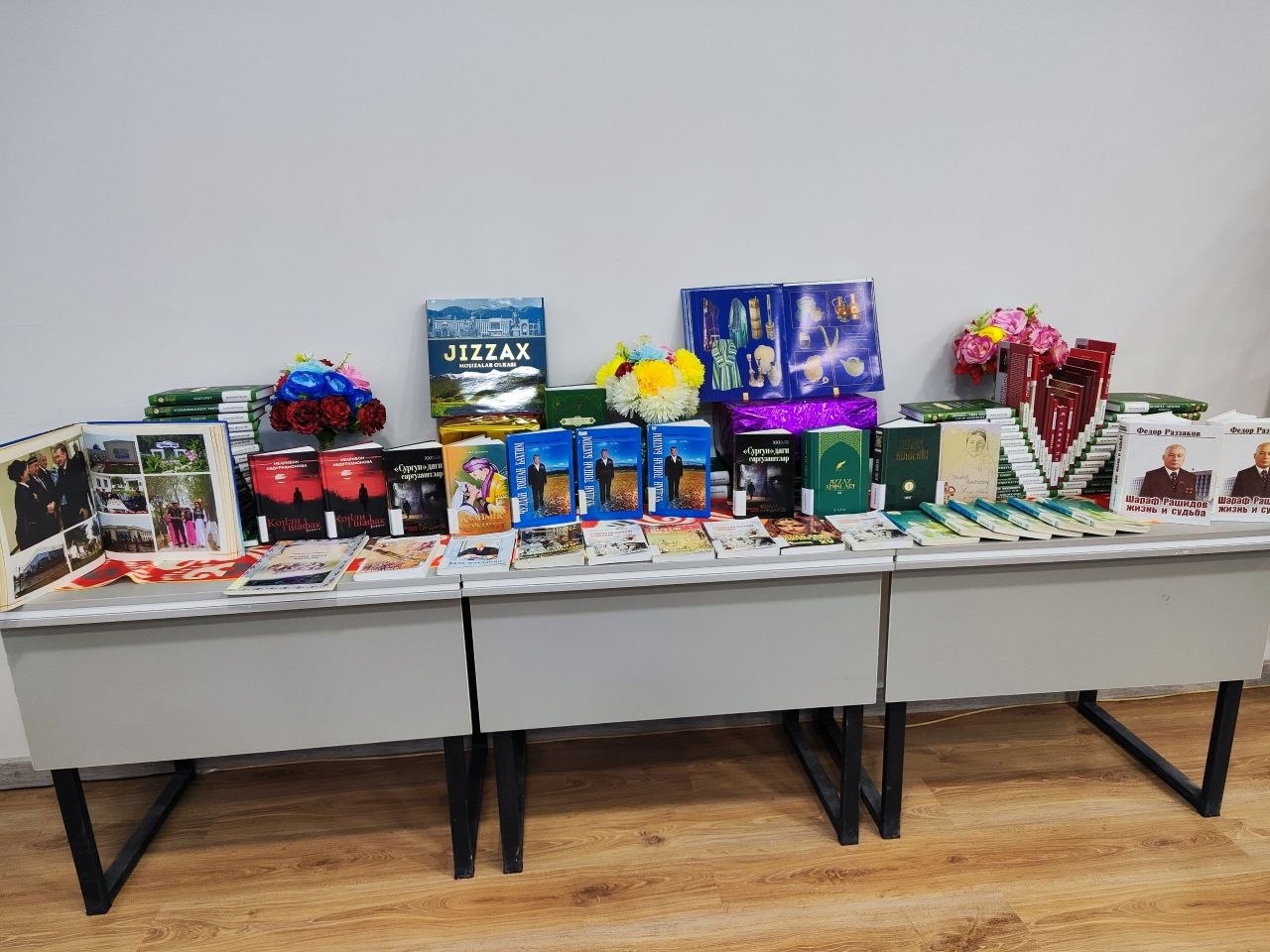 “Ko`xna tarix shodasida bitta marjon o`zbegim” nomli kitoblar ko‘rgazmasi  Jizzax viloyatiga bag`ishlab tashkil etildi