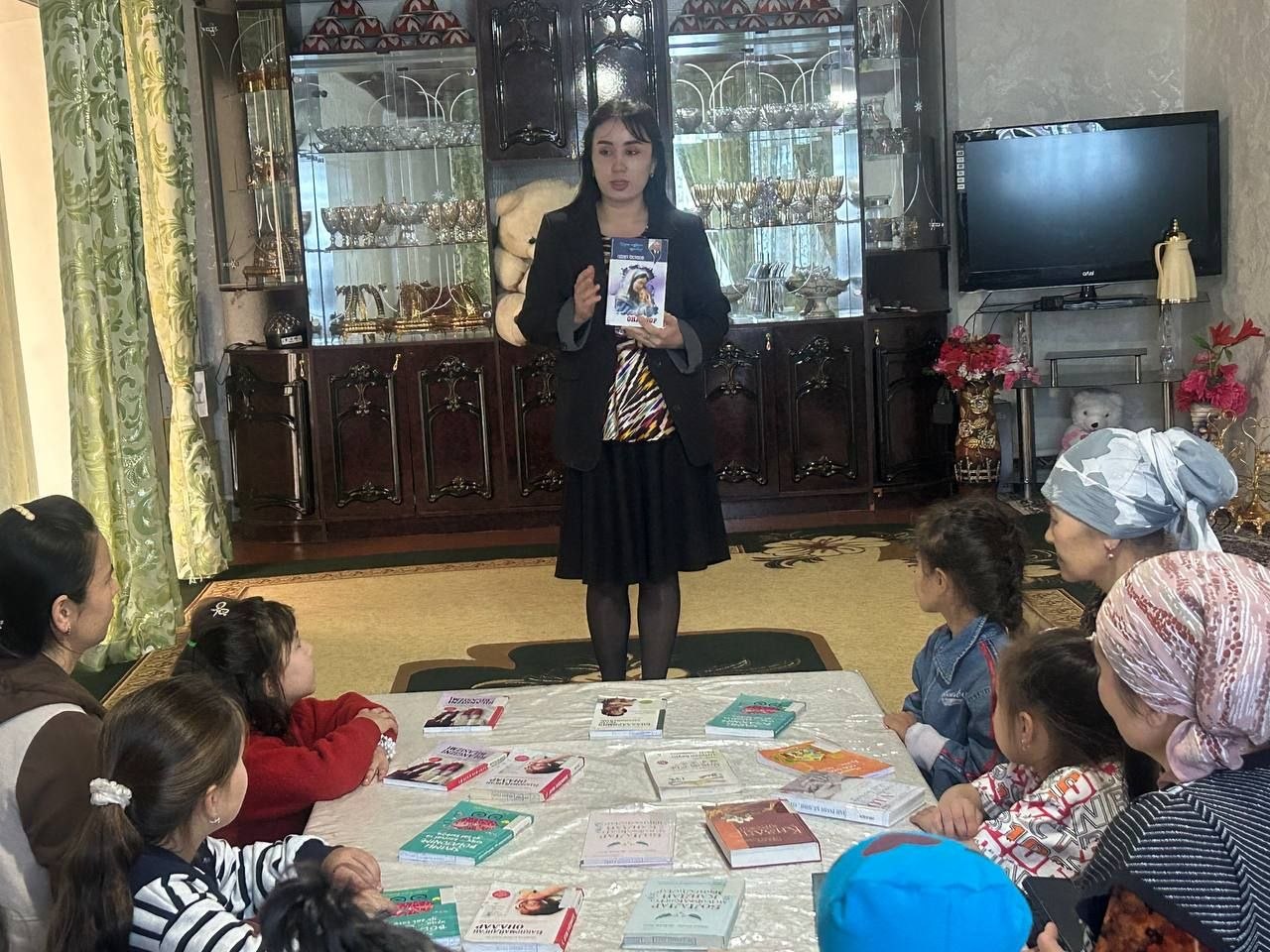 “Kitobxonlik oiladan boshlanadi” mavzusida davra suhbati tashkil etildi.