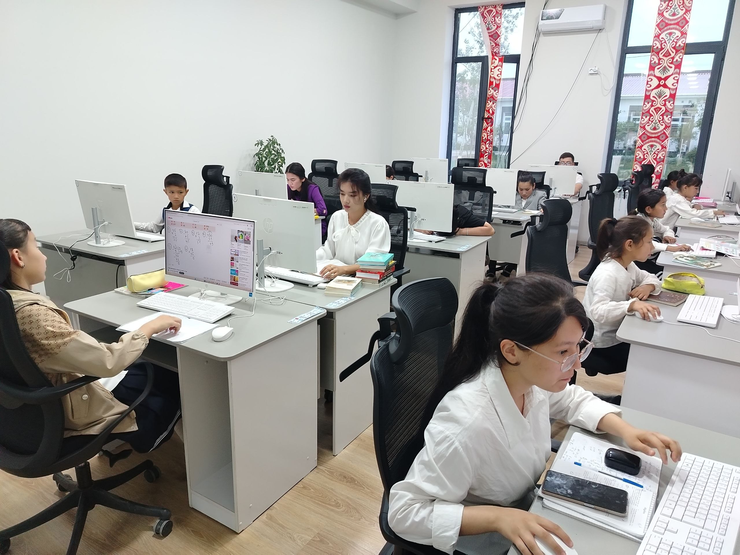 Do‘stlik tuman axborot-kutubxona markazida kitobxonlar safi kengaymoqda!