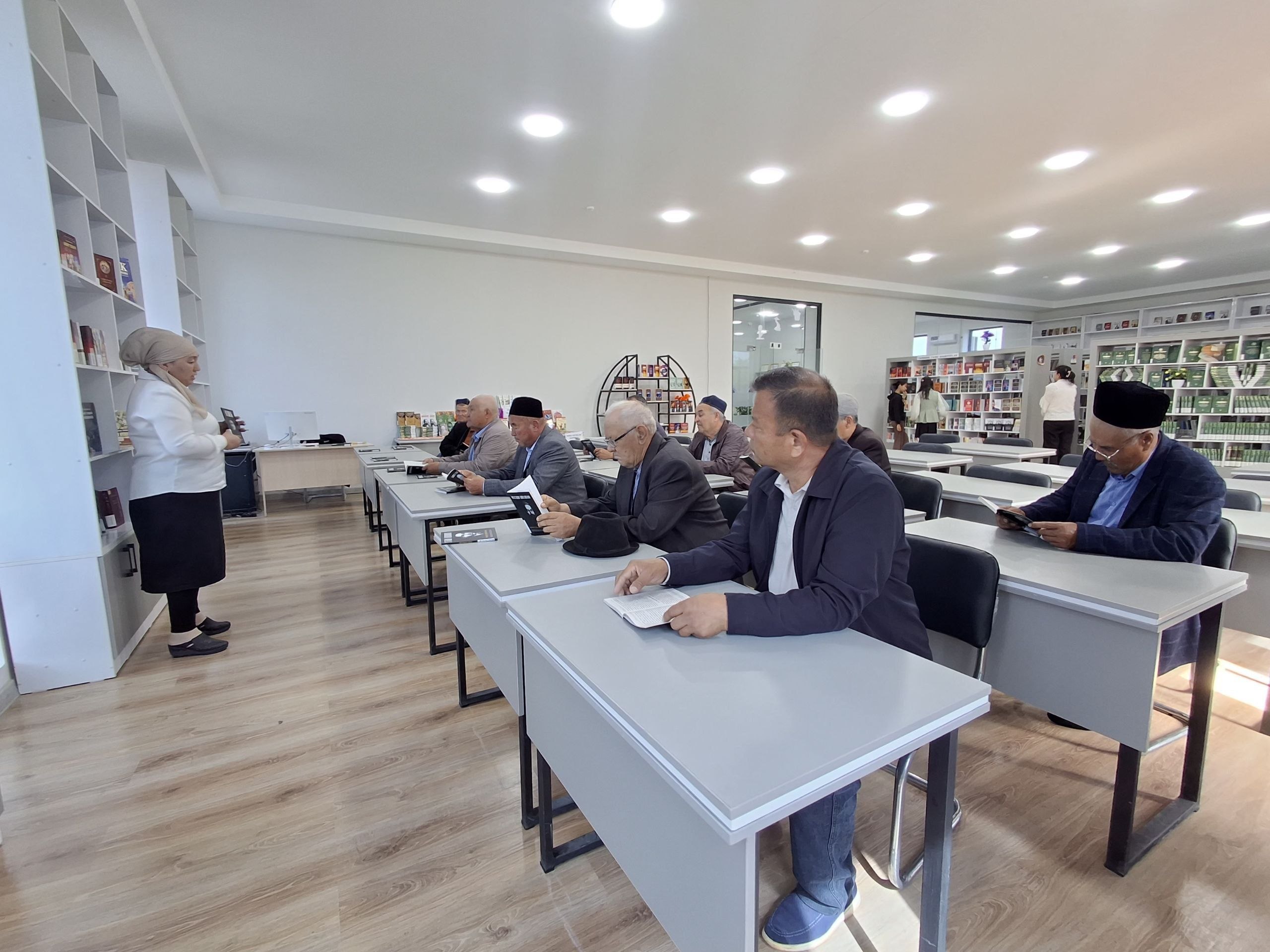 Keksa avlod kitobxonlari ishtirokida ma’naviy-ma’rifiy ahamiyatga ega bo‘lgan davra suhbati tashkil etildi.