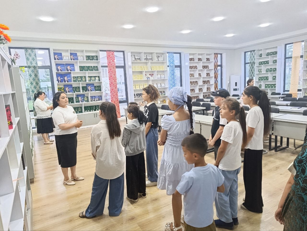 Doʻstlik tumani axborot-kutubxona markazida “Kitoblar dunyosi” nomli sayohat tashkil etildi.