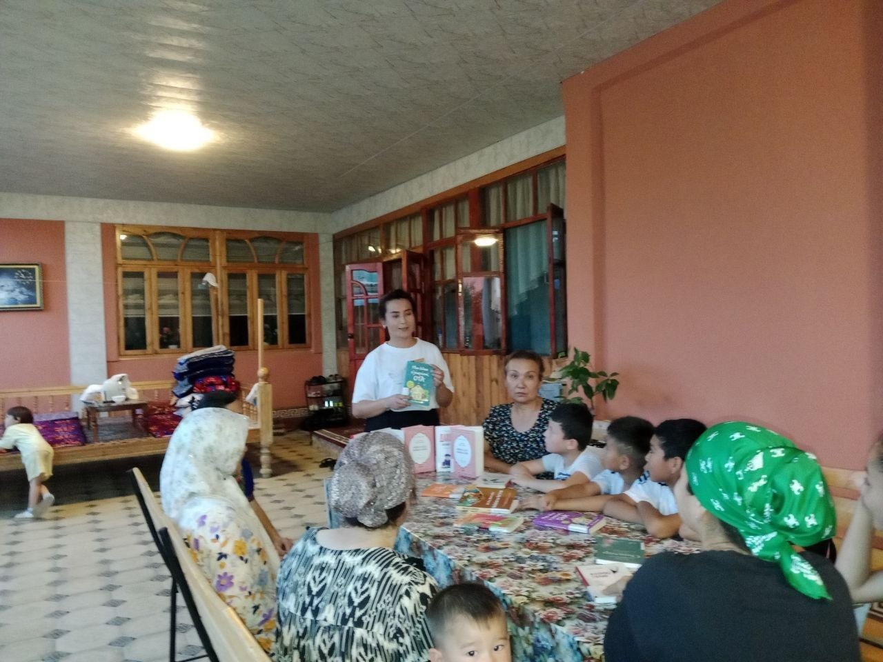 “Kitobxon ona va bola” shiori ostida “Kitobli oila – maʼrifatli maskan” mavzusida davra suhbati tashkil etildi.