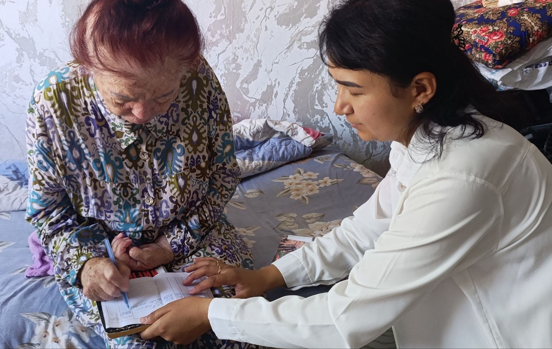 "Mehr kutubxonasi" loyihasi doirasida Chinobod MFY da istiqomat qiluvchi Arziyeva Xosiyat onaga sayyor kutubxona xizmati koʼrsatildi.