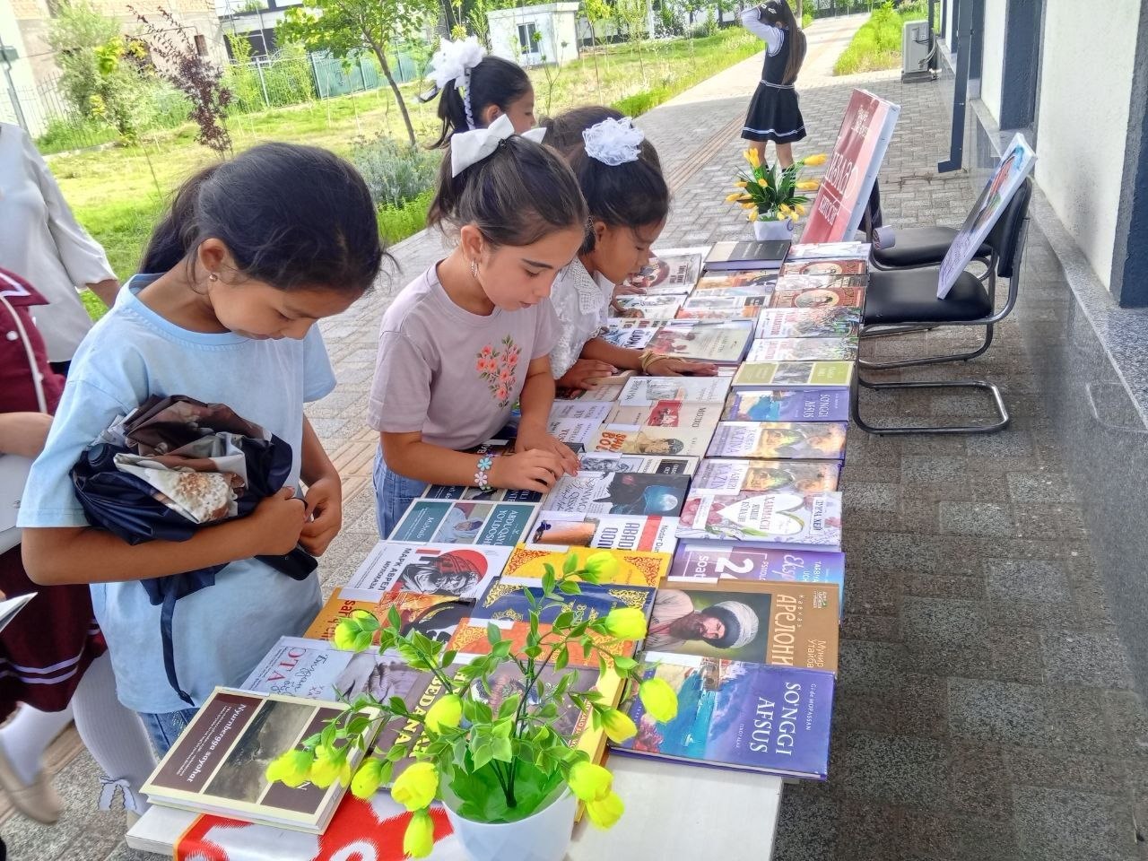 "Bolalik va kitob – porloq kelajak sari" nomli adabiyotlar ko'rgazmasi tashkil etildi.