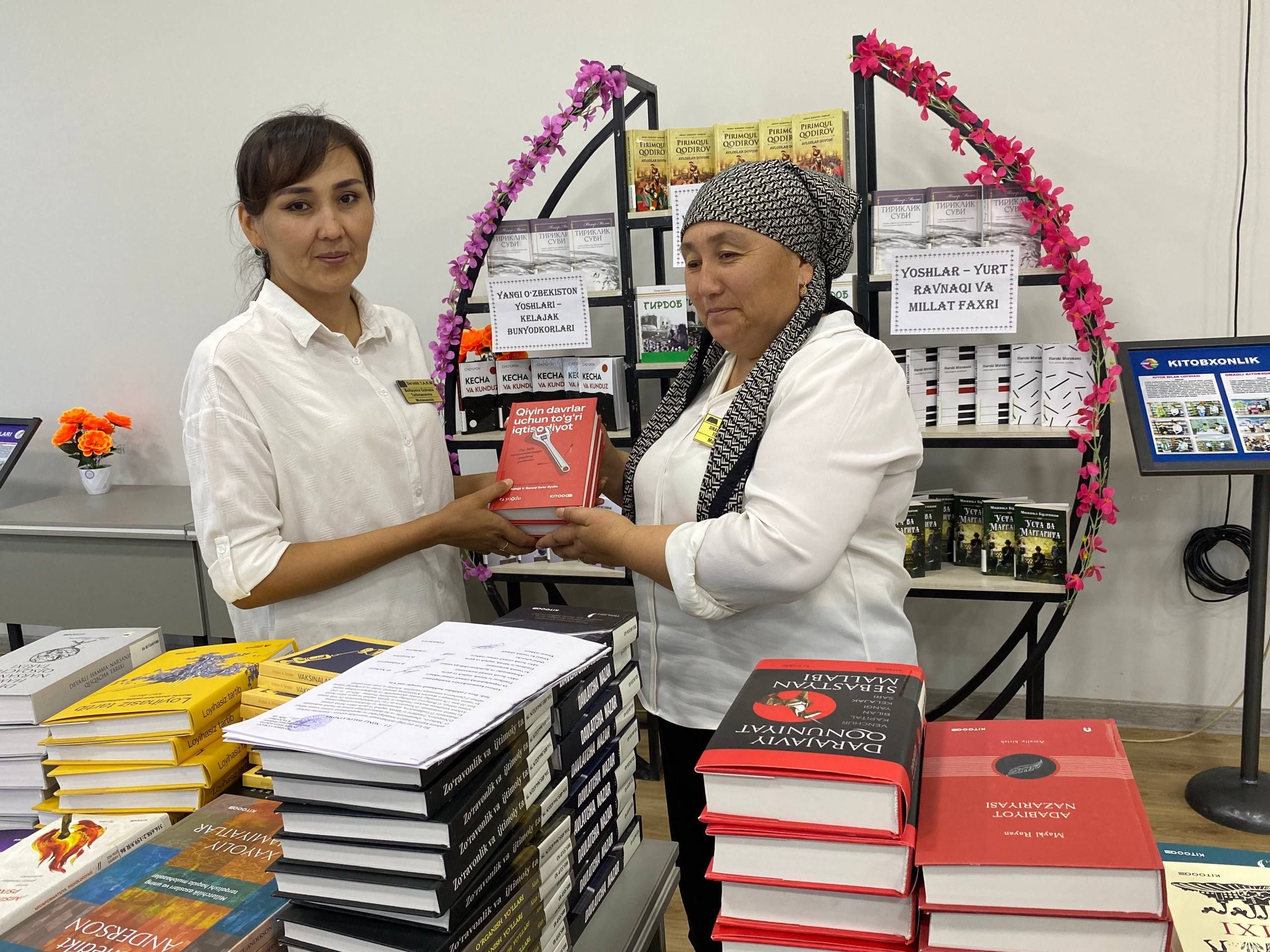 Yangi kitoblar kitobxonlarga foydalanish uchun abonementlar va xizmat ko‘rsatish bo‘limiga topshirildi.
